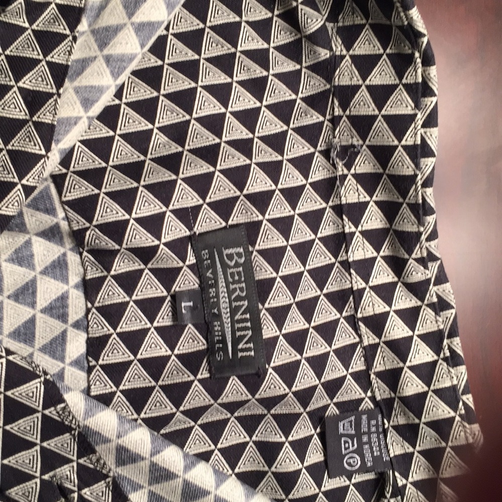 Men’s long sleeve shirt made of Viscose material.